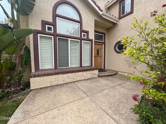 318 Hornblend Ct in Simi Valley, CA - Foto de edificio - Building Photo