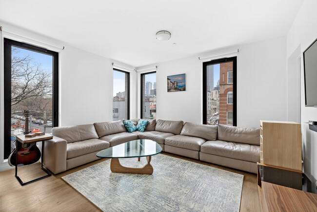 8 Saint Marks Pl, Unit Downtown Brooklyn 3Bed 2B in Brooklyn, NY - Building Photo - Building Photo