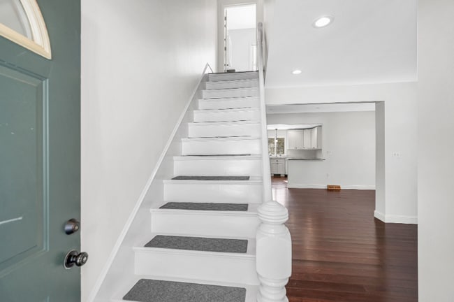 12 Broadway St, Unit 12 in Westford, MA - Foto de edificio - Building Photo