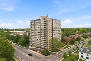1620 E Broad St in Columbus, OH - Building Photo
