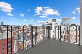 171 Chrystie St, Unit 10F in New York, NY - Building Photo - Building Photo