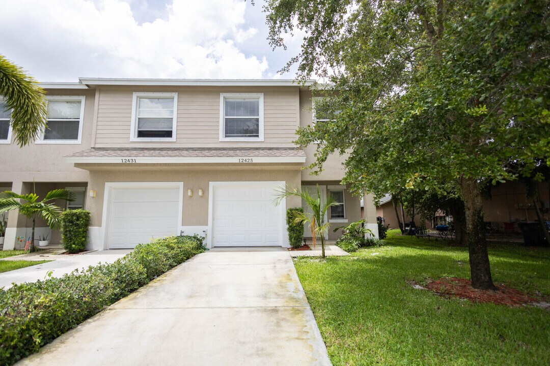 12425 Westhampton Cir in Wellington, FL - Building Photo