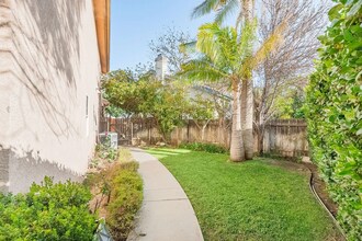 17333 San Jose St, Unit 107 in Granada Hills, CA - Foto de edificio - Building Photo