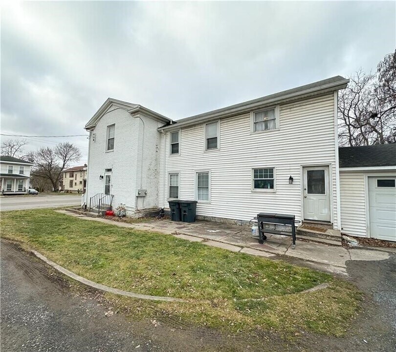 109 E Main St in Waterloo, NY - Building Photo