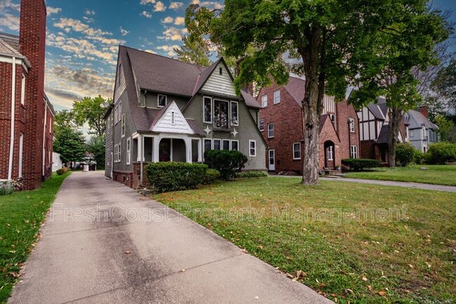 18405 Newell Rd in Shaker Heights, OH - Foto de edificio - Building Photo