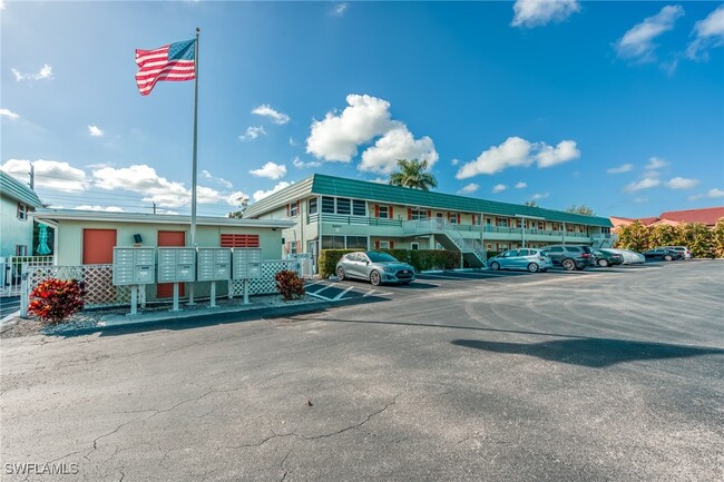 300 Valley Stream Dr in Naples, FL - Building Photo - Building Photo