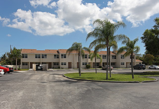 Schall Landings in West Palm Beach, FL - Building Photo - Building Photo