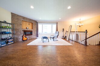 13124 Oakland Dr in Burnsville, MN - Foto de edificio - Building Photo