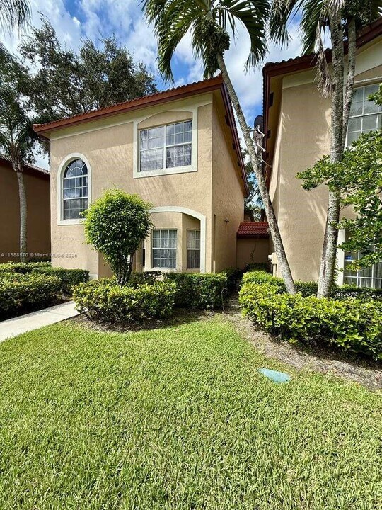 16111 Emerald Cove Rd in Weston, FL - Building Photo