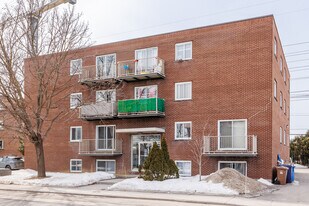 530 Ampère Av in Laval, QC - Building Photo