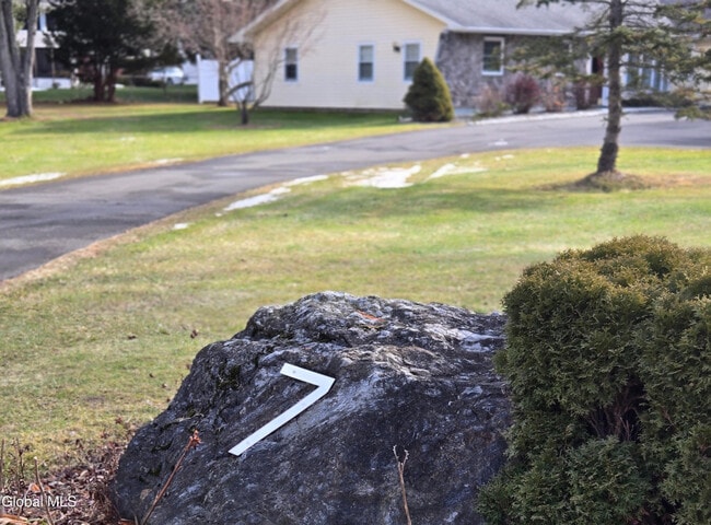 7 Bedford Dr in Latham, NY - Building Photo - Building Photo