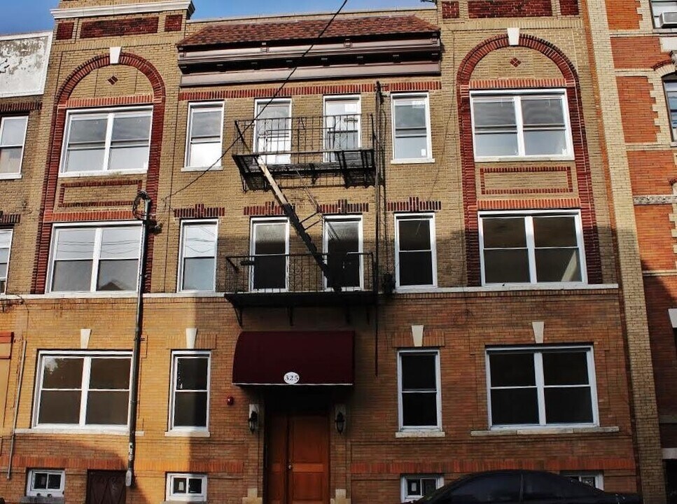 325 Baldwin Ave in Jersey City, NJ - Building Photo
