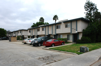 937-971 Mollison Ave in El Cajon, CA - Building Photo - Building Photo