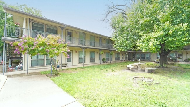 property at 202 E Oak St