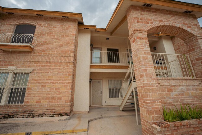 1419 E Gustavus St in Laredo, TX - Building Photo - Building Photo
