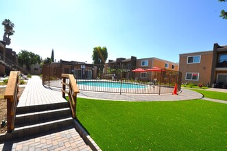 Silver Oak Apartments in El Cajon, CA - Foto de edificio - Building Photo