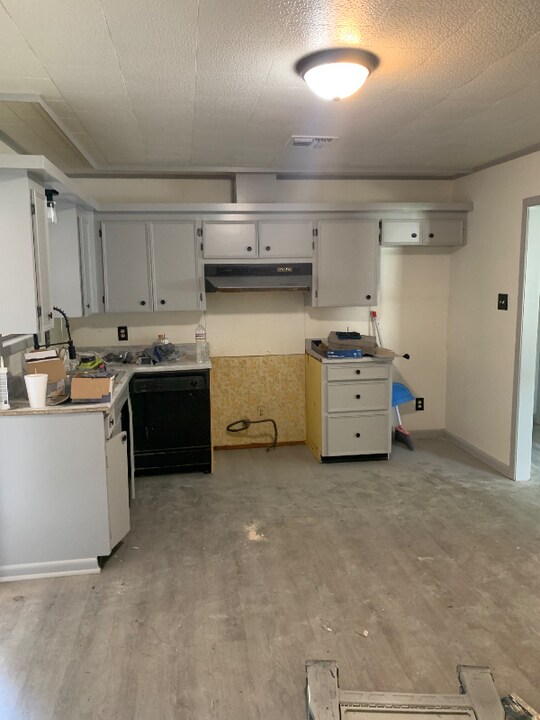 1163 W 14th St in Crowley, LA - Foto de edificio