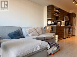 525 Adelaide St W in Toronto, ON - Building Photo - Building Photo