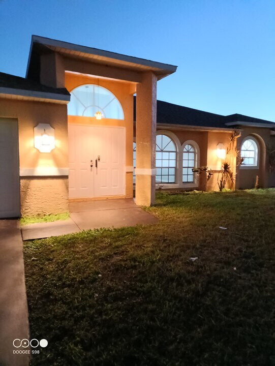 2462 NW 22nd Ter in Cape Coral, FL - Building Photo