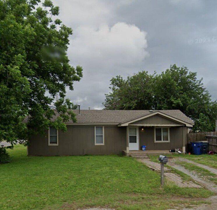 812 4th St in Elgin, OK - Building Photo