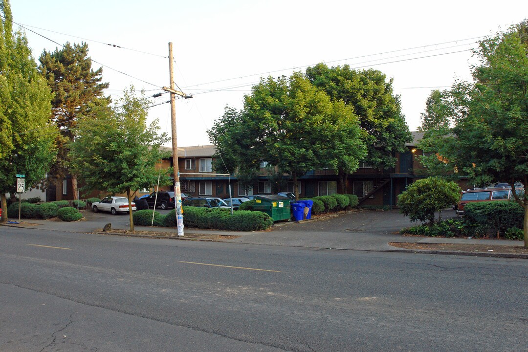 2805-2833 SE Division St in Portland, OR - Building Photo