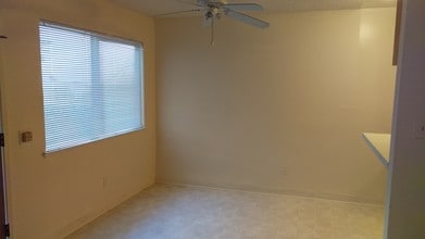 11 Linscheid Dr, Unit #4 in Pittsburg, CA - Building Photo - Building Photo