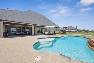 8604 Tuscan Wy in Godley, TX - Foto de edificio - Building Photo