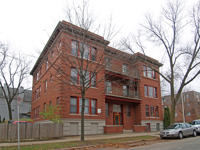 2303 E Belleview in Milwaukee, WI - Foto de edificio - Building Photo