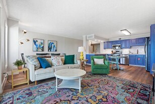 8743 Thomas Dr in Panama City Beach, FL - Building Photo