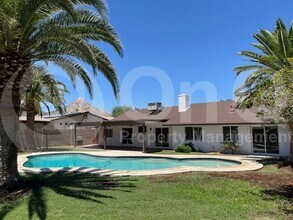 2439 E Mercer Ln in Phoenix, AZ - Foto de edificio - Building Photo