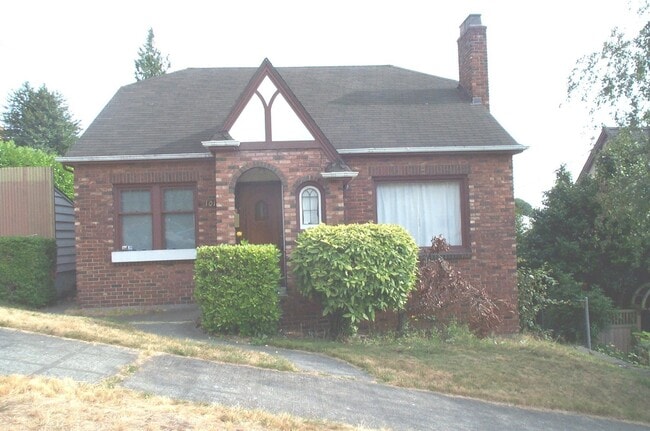 property at 1015 W Fulton St