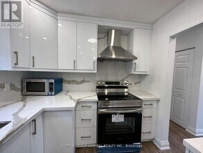 7 Resolution Crescent in Toronto, ON - Building Photo - Building Photo