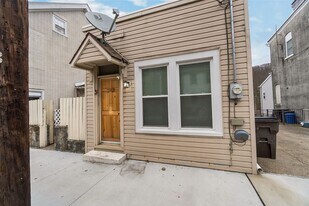 137-139 Main St in Freemansburg, PA - Building Photo