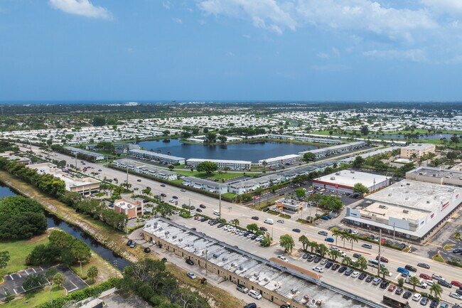 Leisureville Lake Condominiums in Boynton Beach, FL - Building Photo - Building Photo