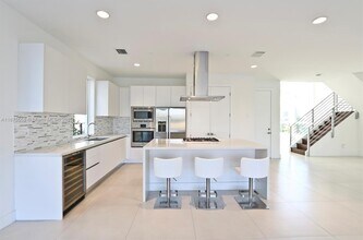 9745 NW 75th Terrace in Doral, FL - Building Photo - Building Photo