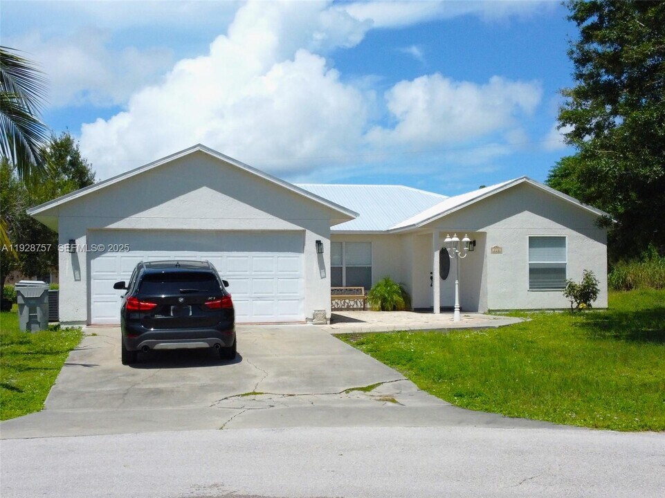 720 2nd Pl SW in Vero Beach, FL - Building Photo