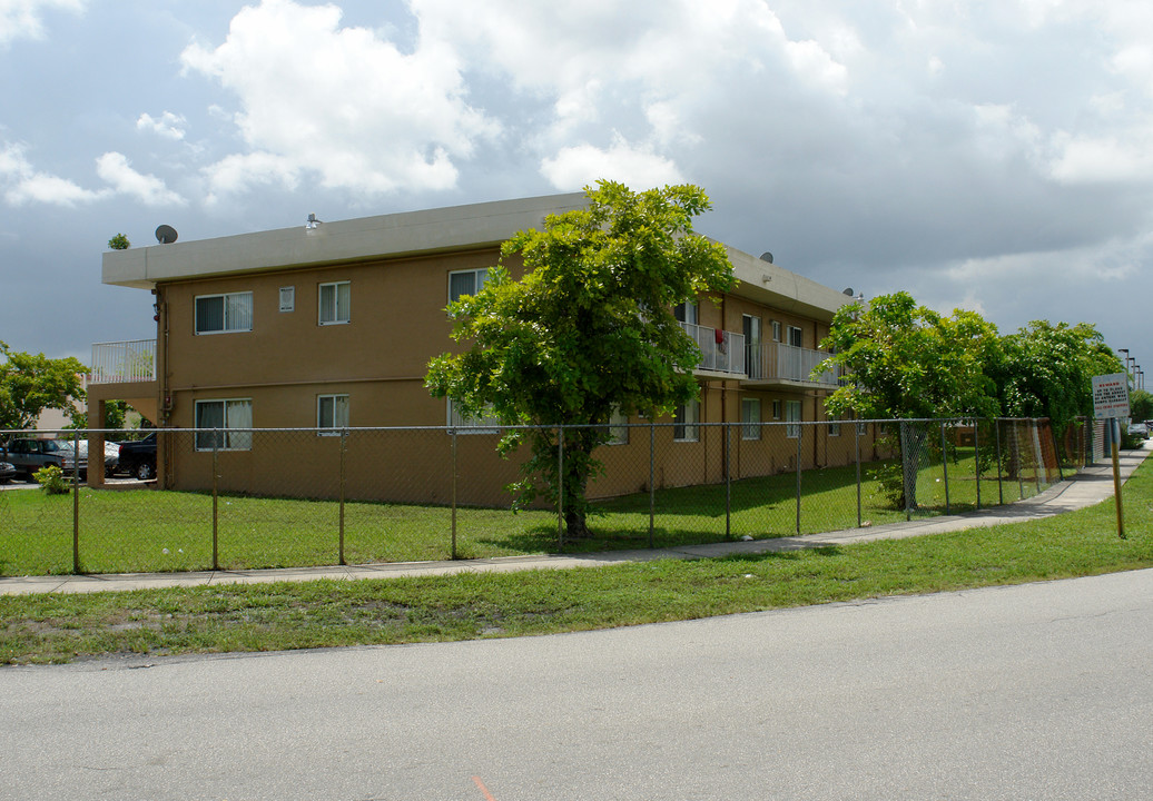 17050 NW 55th Ave in Opa Locka, FL - Foto de edificio