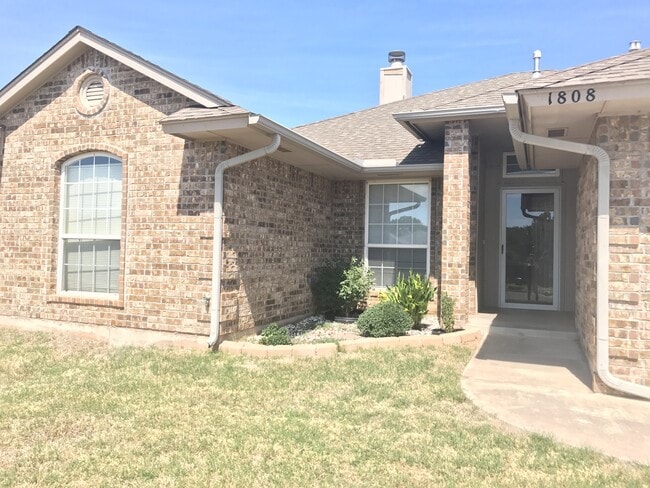 1808 Meadow Run Dr in Moore, OK - Building Photo - Building Photo