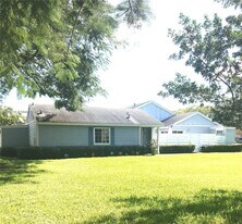 13796 SW 149th Cir Ln in Miami, FL - Building Photo