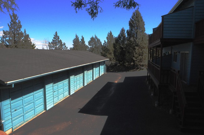 2528 NE Conners Ave in Bend, OR - Foto de edificio - Building Photo