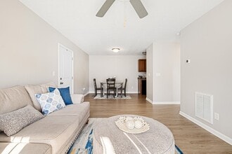 Stonecrest Apartments in New Albany, IN - Foto de edificio - Building Photo