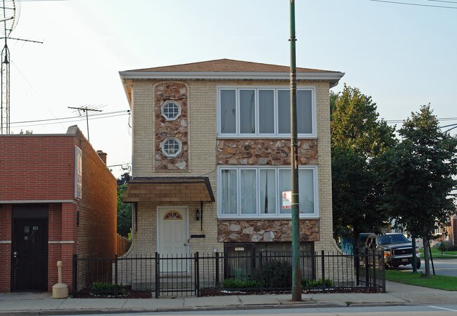 7027 W Archer Ave in Chicago, IL - Foto de edificio - Building Photo