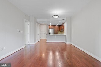 8220 Crestwood Heights Dr in McLean, VA - Foto de edificio - Building Photo