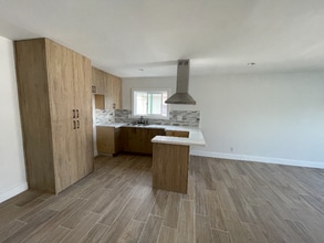 7337 Woodley Ave in Los Angeles, CA - Building Photo - Building Photo
