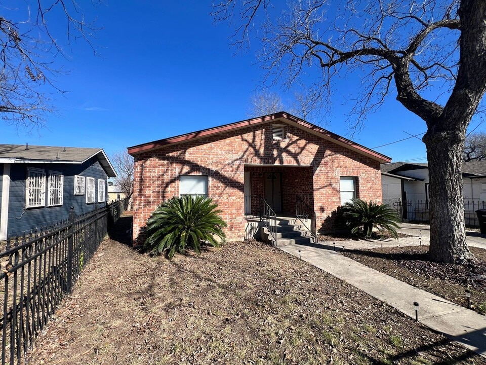 807 E Southcross in San Antonio, TX - Building Photo