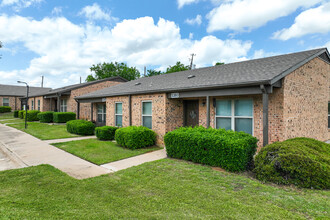 The Summit at Unique Gardens Apartments in Fort Worth, TX - Building Photo - Building Photo