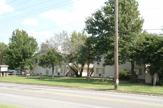 Bentley Square Apartments in Wichita, KS - Building Photo - Building Photo