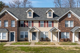 Bayshore Townhomes in Louisville, KY - Foto de edificio - Building Photo