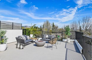 1358 N Fairfax Ave in West Hollywood, CA - Building Photo