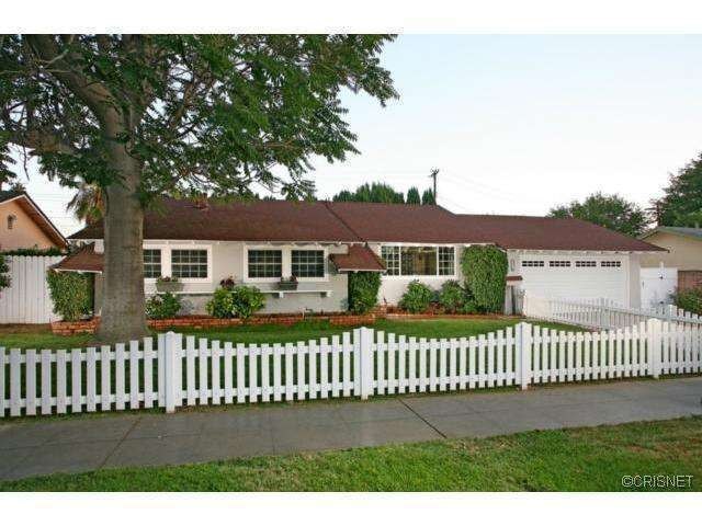 22114 Strathern St in Los Angeles, CA - Building Photo